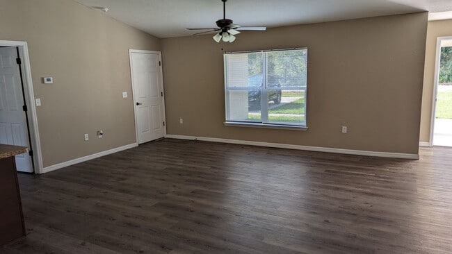 Building Photo - 4 Bedroom 2 Bath in Summerfield Florida