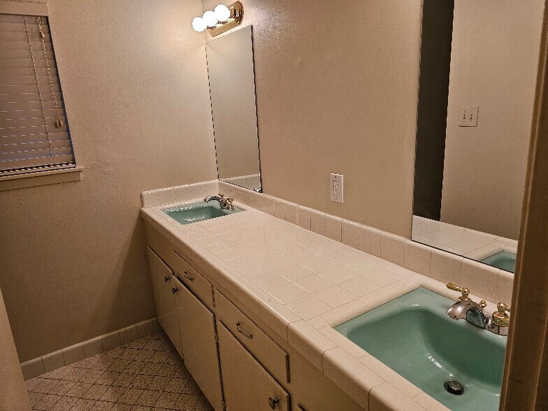 Building Photo - 1942 Mediamolle Dr