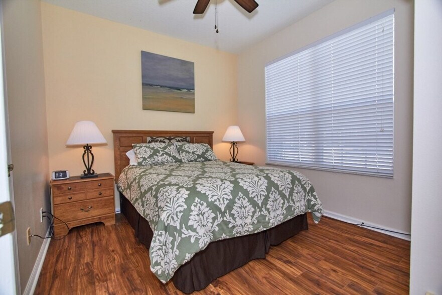 Building Photo - 2330 Silver Palm Dr