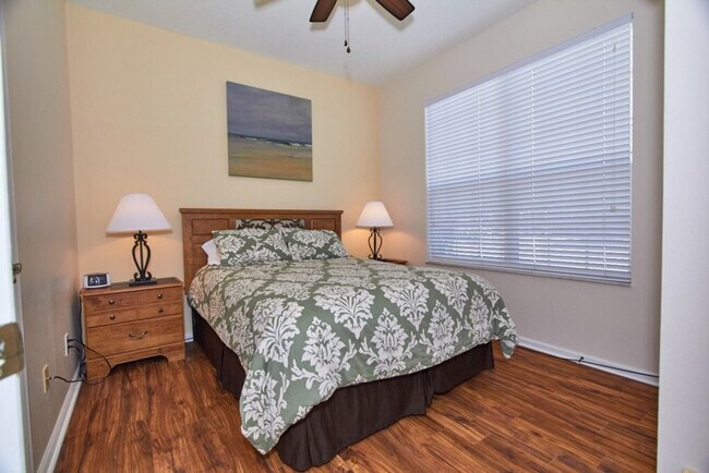 Building Photo - 2330 Silver Palm Dr