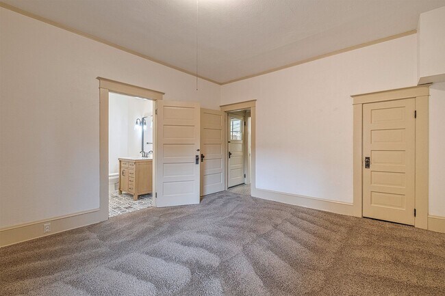 Building Photo - Charming bungalow