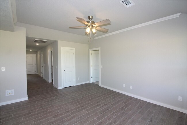 Building Photo - 411 Barbet Dr