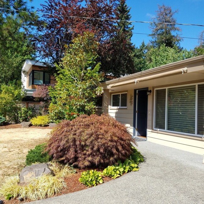 Building Photo - Gorgeous well maintained 4 bed house avail...