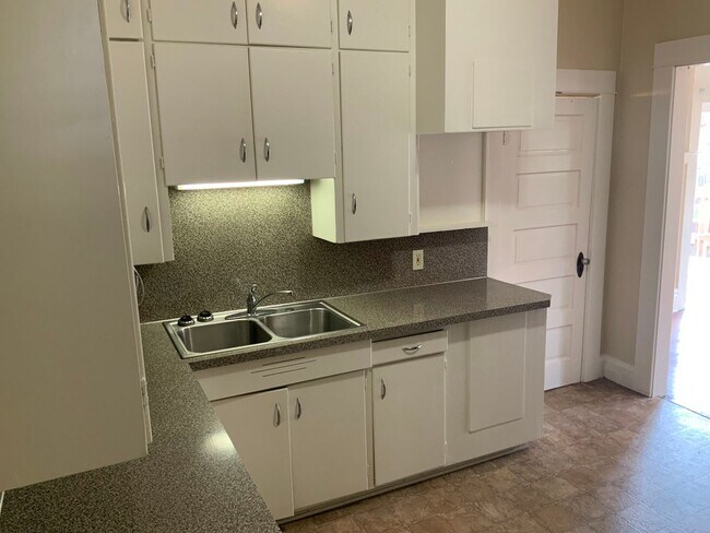 Building Photo - 2 Bedroom Unit in Triplex Near Downtown and Campus