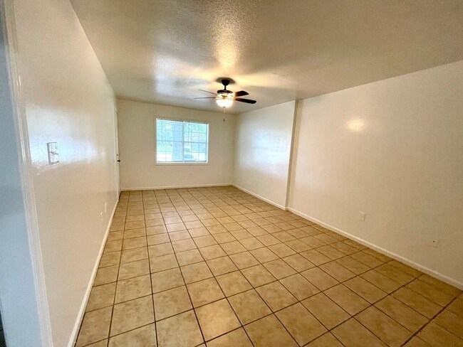 Building Photo - 3 Bed / 1 Bath Apartment in Truman, Available Now!