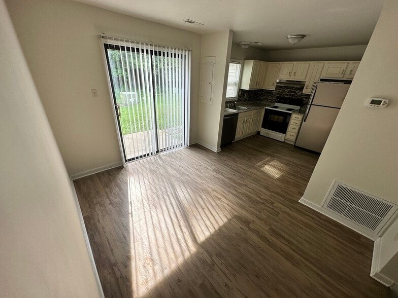 Building Photo - 15210 Broadwater Ct