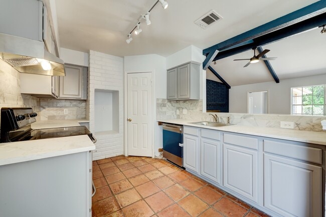 Building Photo - 9006 Stone Brook Ln