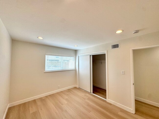 Building Photo - Updated 2 Bed, 1 Bath Home with Detached Office Space