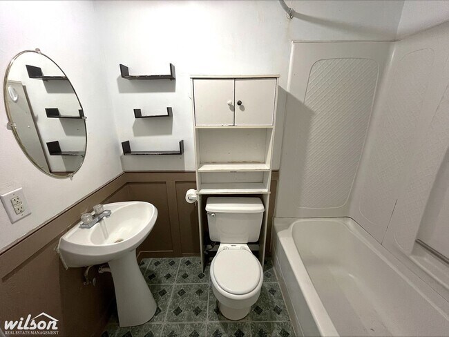 Building Photo - Large 3bd/1.5ba House in Selah, WA with a Large Backyard!