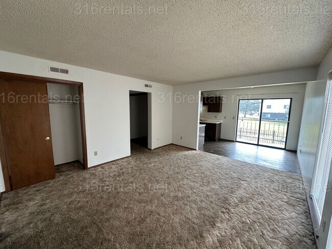 Building Photo - $750 - 2 bed 1 bath - Second floor Apartment