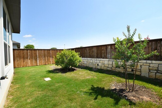 Building Photo - 424 Parkline Dr
