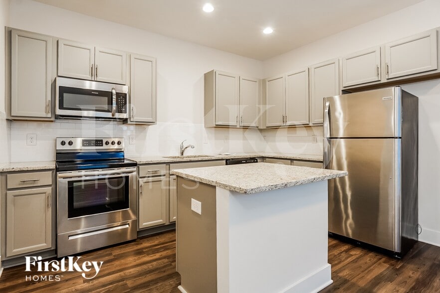 Building Photo - 2807 Village Ln