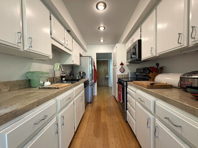 Building Photo - Beautiful 2-Bedroom Corner Condo in Downtown Palo Alto