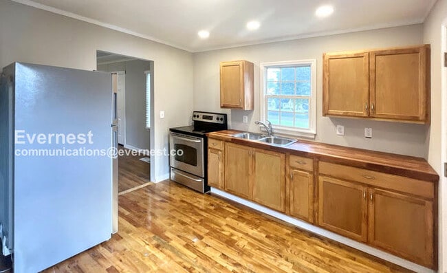 Building Photo - 2 Bed, 1 Bath with Laundry Hookups / Pet-F...