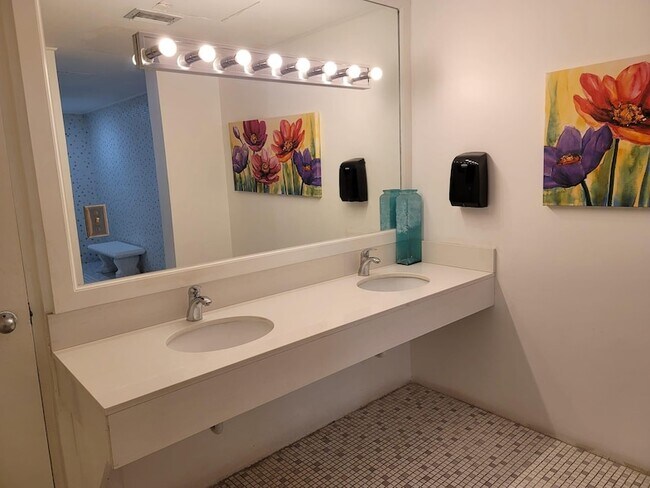 Building Photo - 401 Golden Isles Dr