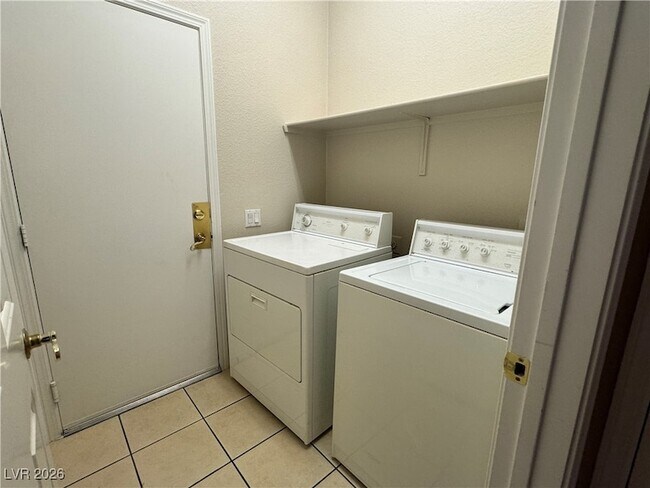 Building Photo - 8625 Desert Bird Dr