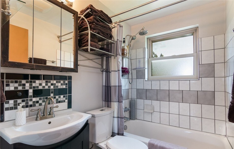 Full bathroom - 18401 73rd Ave W