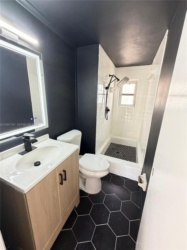 Building Photo - 1111 N Victoria Park Rd