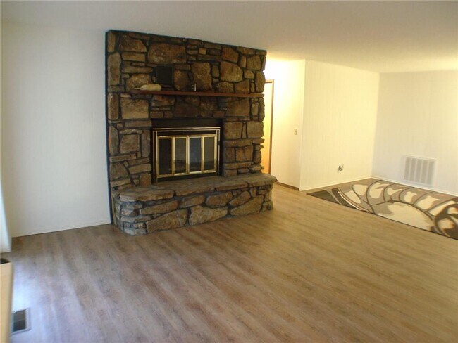 Building Photo - 8 Adams Ln