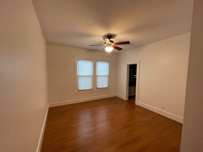 Building Photo - Freshly updated 2/2/Study home