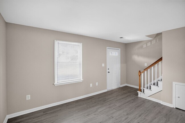 Building Photo - 2 Large Bedroom 2 level Townhouse in Fredericksburg