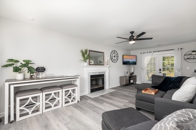 Building Photo - Charming 3 Bedroom Home with Modern Features and Spacious Outdoors!