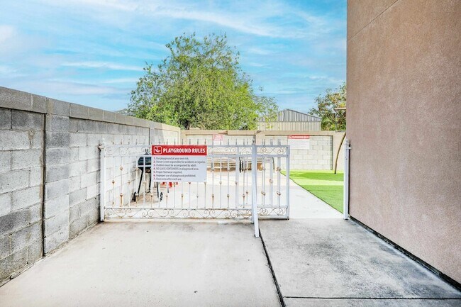 Building Photo - 205 W San Carlos St