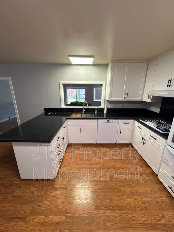 Building Photo - 2128 W La Loma Dr