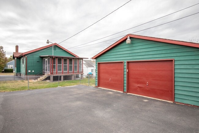 Building Photo - Adorable North Hampton House - Must See!