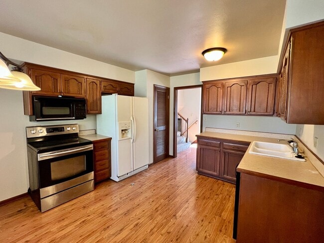 Building Photo - Amazing 4 Bedroom Home!