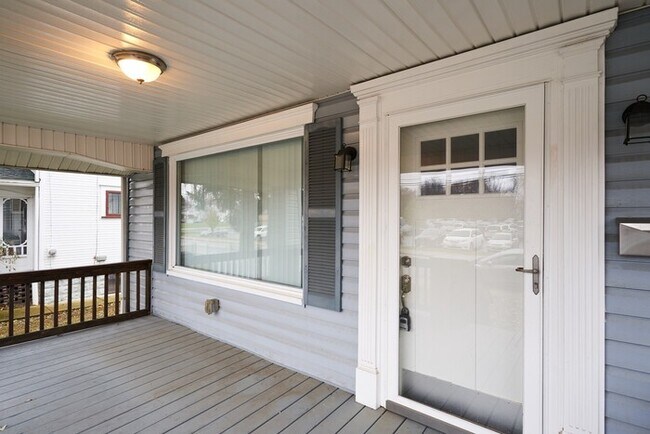 Building Photo - 4 to 5 Bedroom For Rent in North Hill
