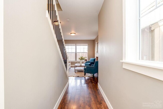 Building Photo - Townhome 4 blocks from the Old Mill