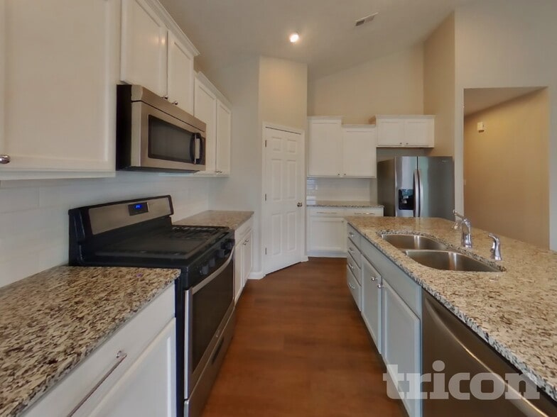 Building Photo - 6646 Laurelwood Dr