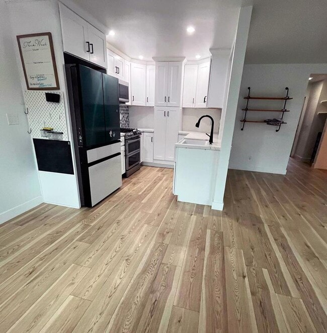 Building Photo - 785 W 19th St