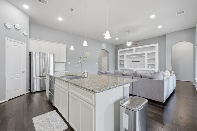 Building Photo - 806 Butterfly Garden Trail