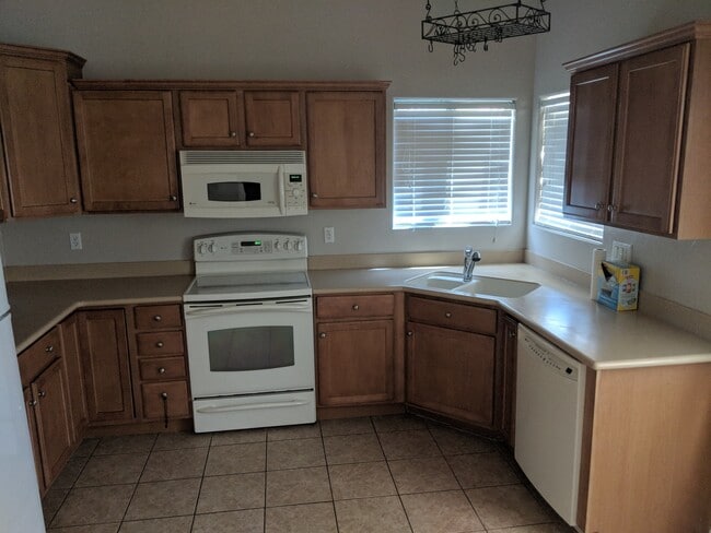 Building Photo - 3 Bedroom 2 Bath Rental.