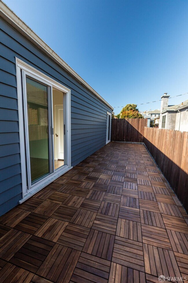 Building Photo - 1030 Ulloa St