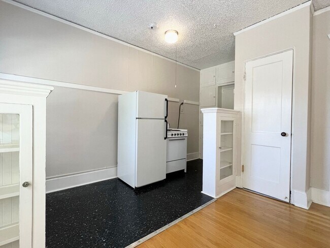 Interior Photo - 634 - Whitestone