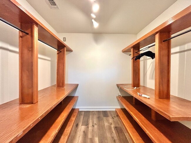Building Photo - Gorgeous 3 Bed 2.5 Bath Single Family Home