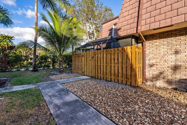 Building Photo - 7780 Courtyard Run W