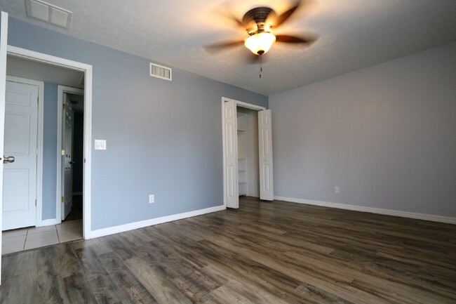 Building Photo - Spacious 2-Bed, 2-bath, 2 car garage pool ...