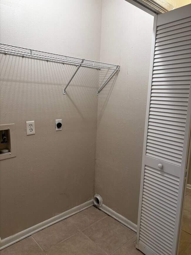 Building Photo - 2 bedroom 2 bath