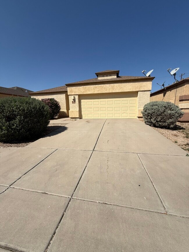 Building Photo - House For Rent