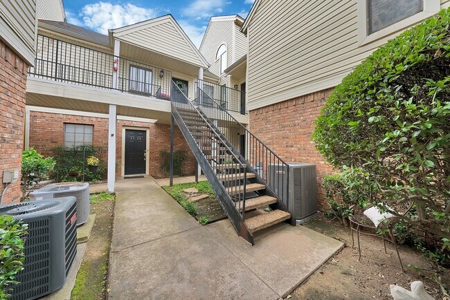 Building Photo - 2428 Forest Brook Ln
