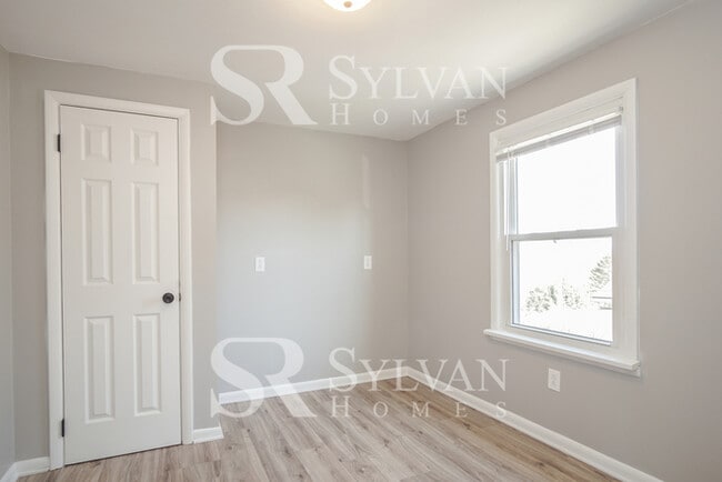 Building Photo - This home exudes a cheerful and welcoming charm!