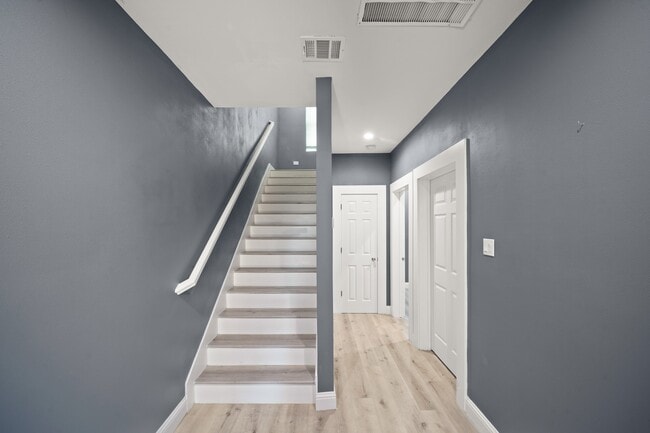 Building Photo - 2110 Oatfield Dr