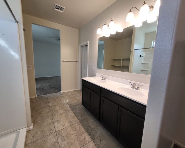 Building Photo - 3 Bedroom 2 Bathroom Magma Ranch Home