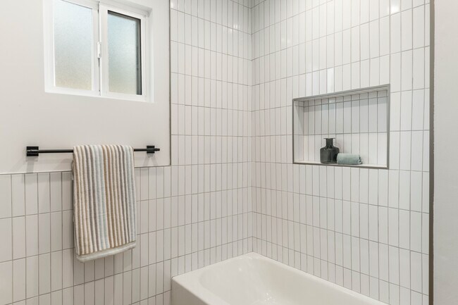 Building Photo - 3840 Somerset Dr