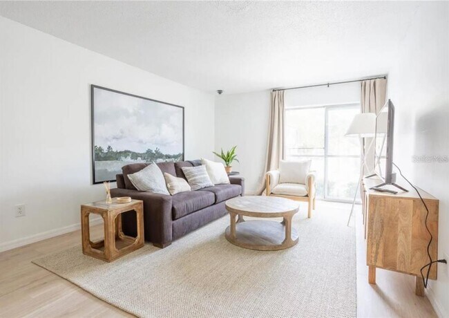 Building Photo - 1700 SW 16th Ct