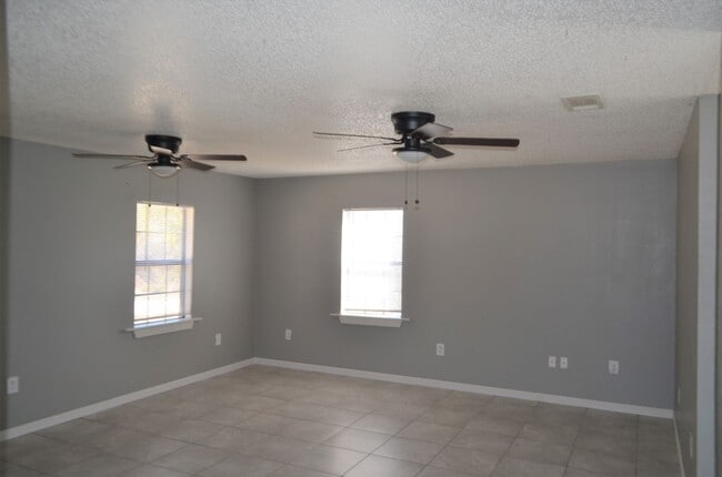 Building Photo - Country setting